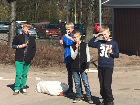 Skräpplockning. Glass som tack för hjälpen.