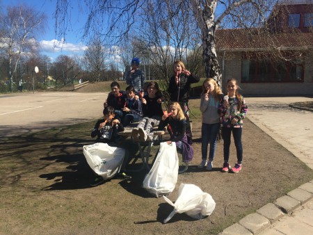 Skräpplockning. Glass som tack för hjälpen.